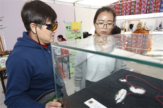 市民观看我校学生的创意饰品.JPG