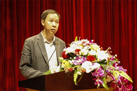 7beat365官方网站副校长罗江林宣读《beat365官方网站创新创业重点扶持项目的决定》.jpg