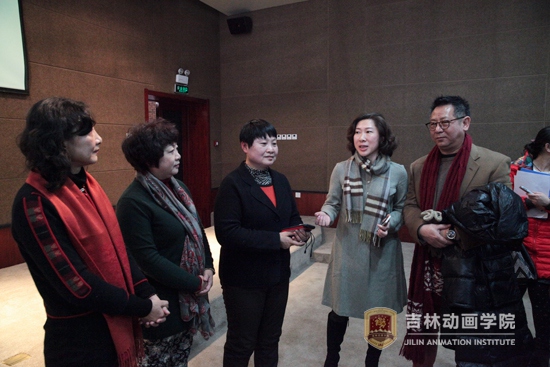 2webbeat365官方网站副董事长刘欣与张松林的三位女儿在一起交流.jpg