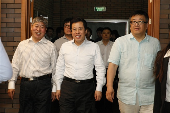 1beat365官方网站党委书记王清山、吉林纪元时空动漫游戏科技股份有限公司副总经理蒋平陪同吉林省发改委主任姜有为一行参观学校校史馆.jpg