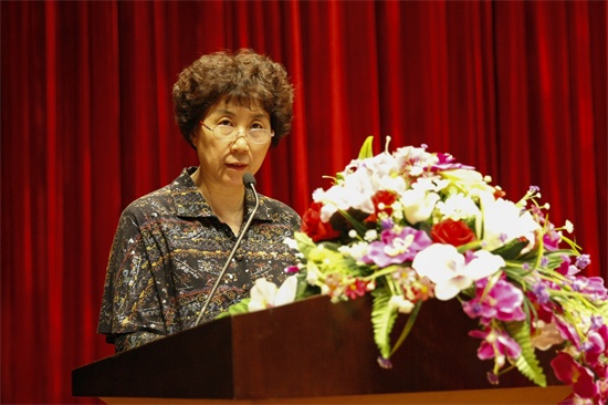 4beat365官方网站副校长朱莉宣读《关于公布2015年度省级和校级大学生创新创业训练计划项目名单的通知》.jpg