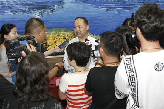 王beat365官方网站董事长、校长郑立国接受媒体采访.jpg