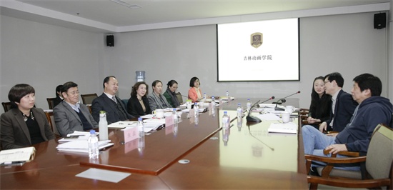 二位专家与学院领导共同讨论电影学院的组建问题.jpg
