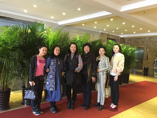 崔会长与陪同人员合影.jpg
