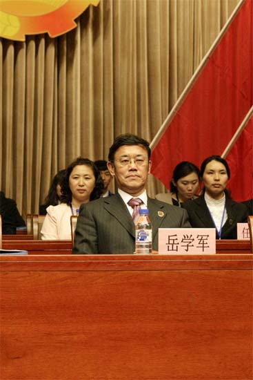 2学校党委副书记、副校长岳学军出席“双代会”闭幕式.jpg