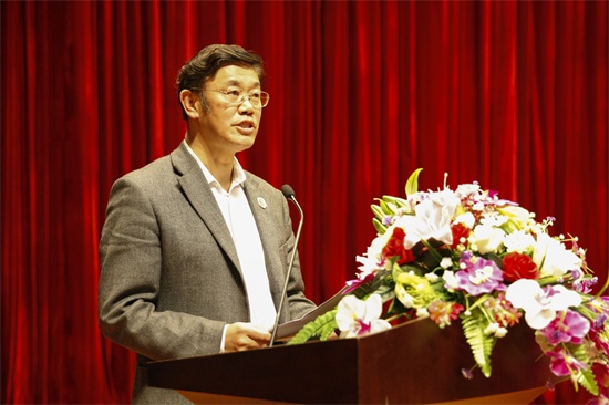 5beat365官方网站党委副书记、副校长岳学军主持大会.jpg