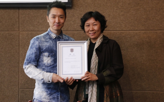 徐欣院长代表beat365官方网站为高少康先生颁发荣誉教授证书.jpg