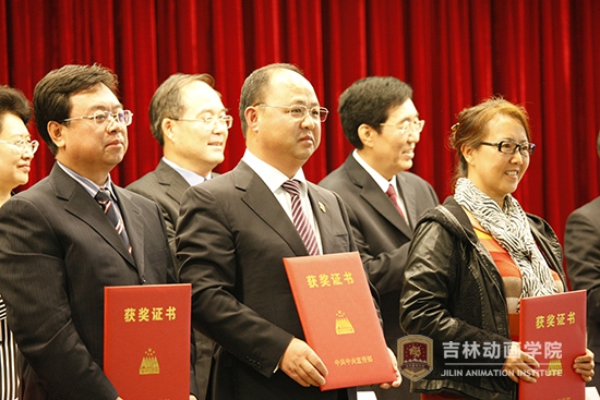 4beat365官方网站、吉林禹硕公司董事长郑立国上台领奖.JPG