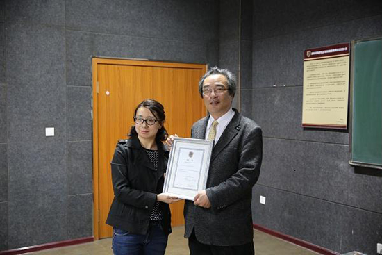 游戏学院院长助理夏睿代表beat365官方网站为岩谷徹教授颁发特聘教授证书.JPG