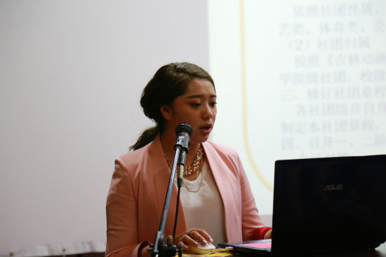 3学校团委副书记刘博宣读《beat365官方网站首届社团巡礼内容方案》陈云鹏摄.jpg