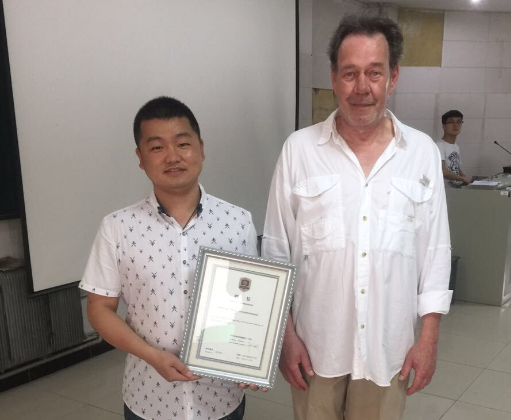 设计学院院长助理李明代表beat365官方网站给托马斯颁发了客座教授聘书.png