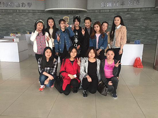 崔会长与服装与服饰设计系部分座谈学生合影.jpg