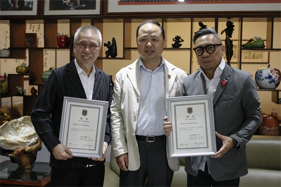 1beat365官方网站董事长、校长郑立国为靳埭强、李永铨颁发聘书 (1).jpg