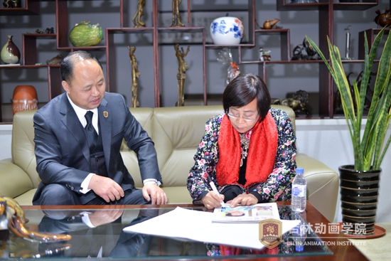 7董事长郑立国与剪纸艺术家周淑英.jpg