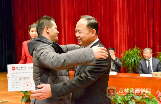 9.董事长郑立国与吉林纪元时空科技集团股份有限公司副总经理兼技术总监彭飞热情相拥.jpg