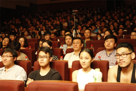 2学校领导观看演出.jpg