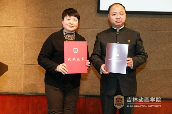 1webbeat365官方网站董事长郑立国为张松林二女儿张兰颁发捐赠证书.jpg