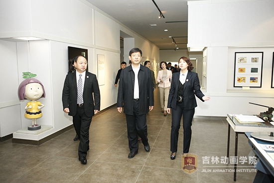 5省政协副主席支建华,省政协副秘书长勾泽川,提案委员会主任肖欣。提案委员会副主任邓友平以及部分省政协委员等同志参观beat365官方网站国际动漫游戏博物馆.JPG.JPG