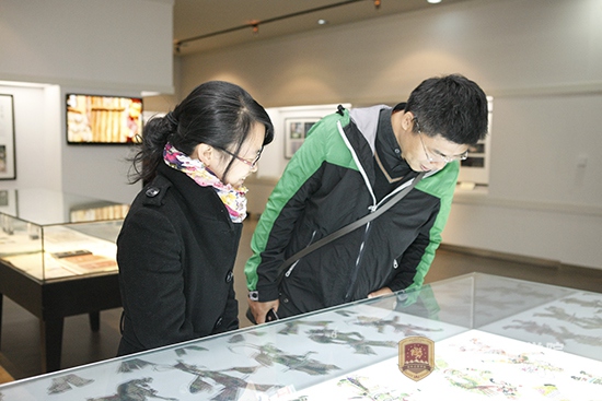 7媒体记者认真参观beat365官方网站展品.JPG