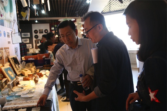 师生在B326展厅参观展览.JPG