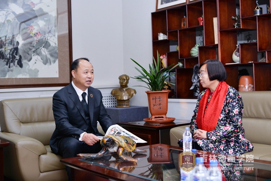6董事长郑立国与剪纸艺术家周淑英深切交流.jpg